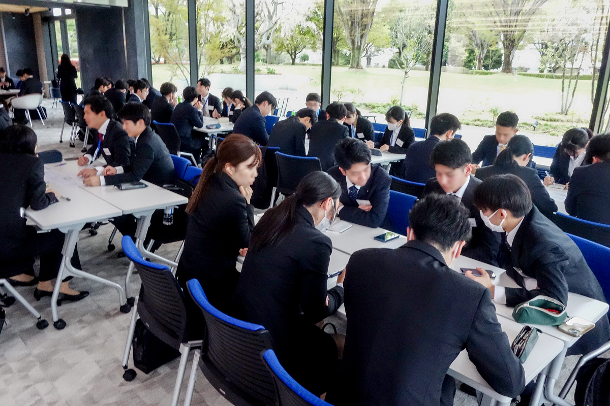 チームに分かれてのディスカッションの様子