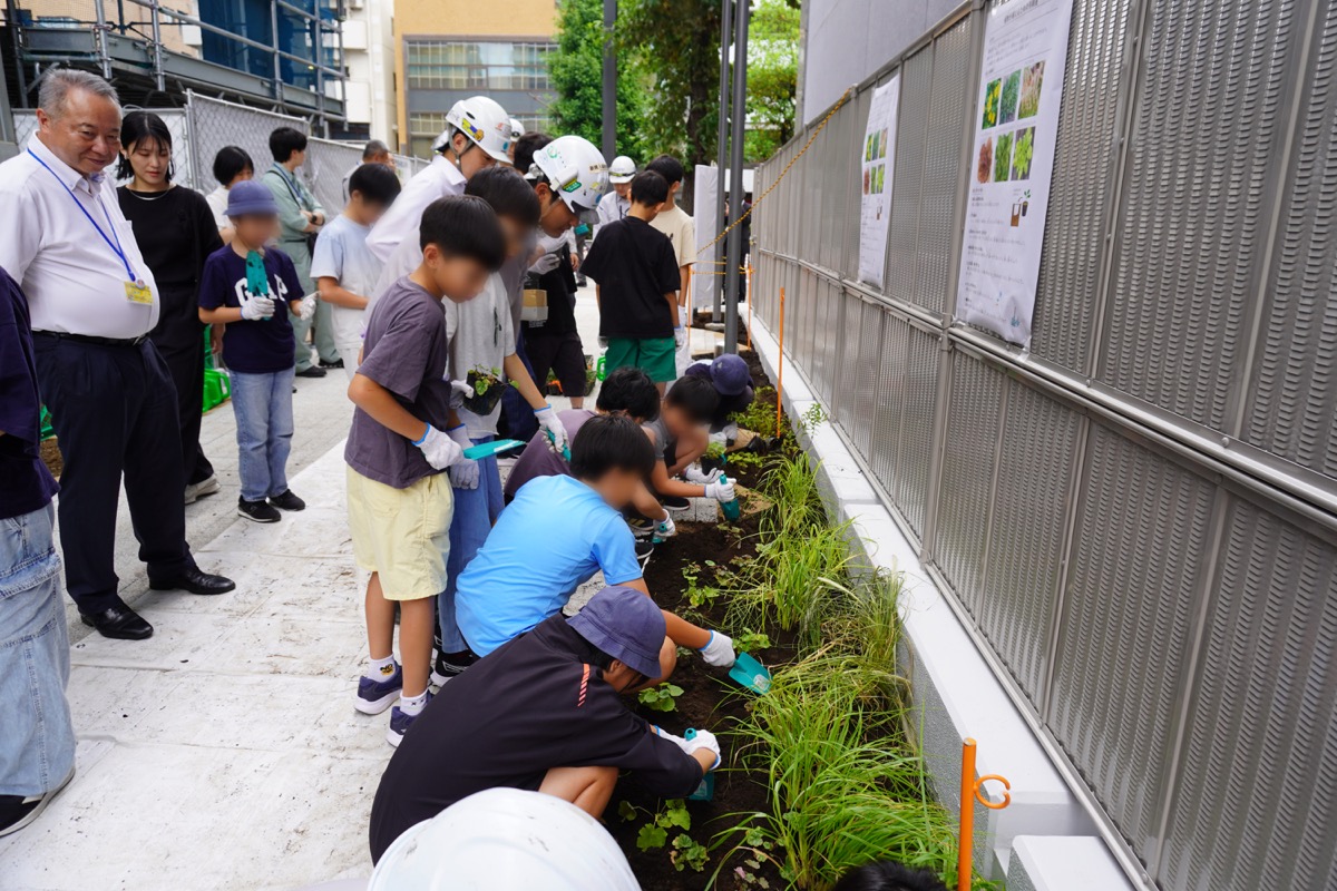 四谷小学校の児童と実施した植樹活動